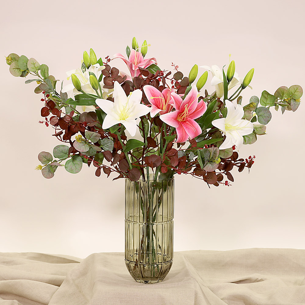 En elegant Eucalyptus snittgrönt, Konstgjord eucalyptus snittgrönt 81 cm hög med naturligt utseende och känsla. Detaljerad utformning med realistiskt bladverk. 