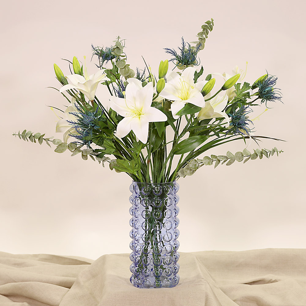 En elegant Blombukett vit Lilja - Sagolik Mystik, Konstgjord blombukett med 16 blommor och snittgrönt med naturligt utseende och känsla. Detaljerad utformning med realistiskt bladverk. 