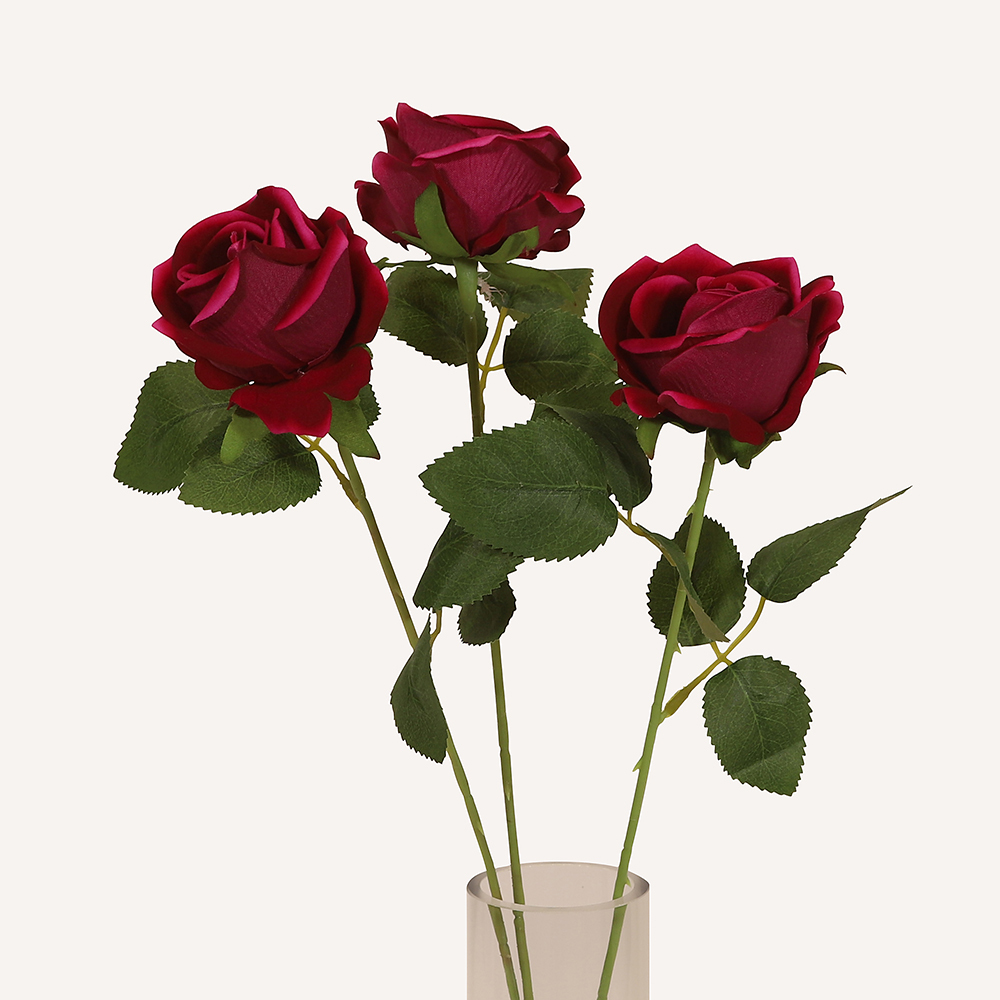 En elegant Ros mörklila Velvet, Konstgjord ros 51 cm hög med naturligt utseende och känsla. Detaljerad utformning med realistiskt bladverk. 