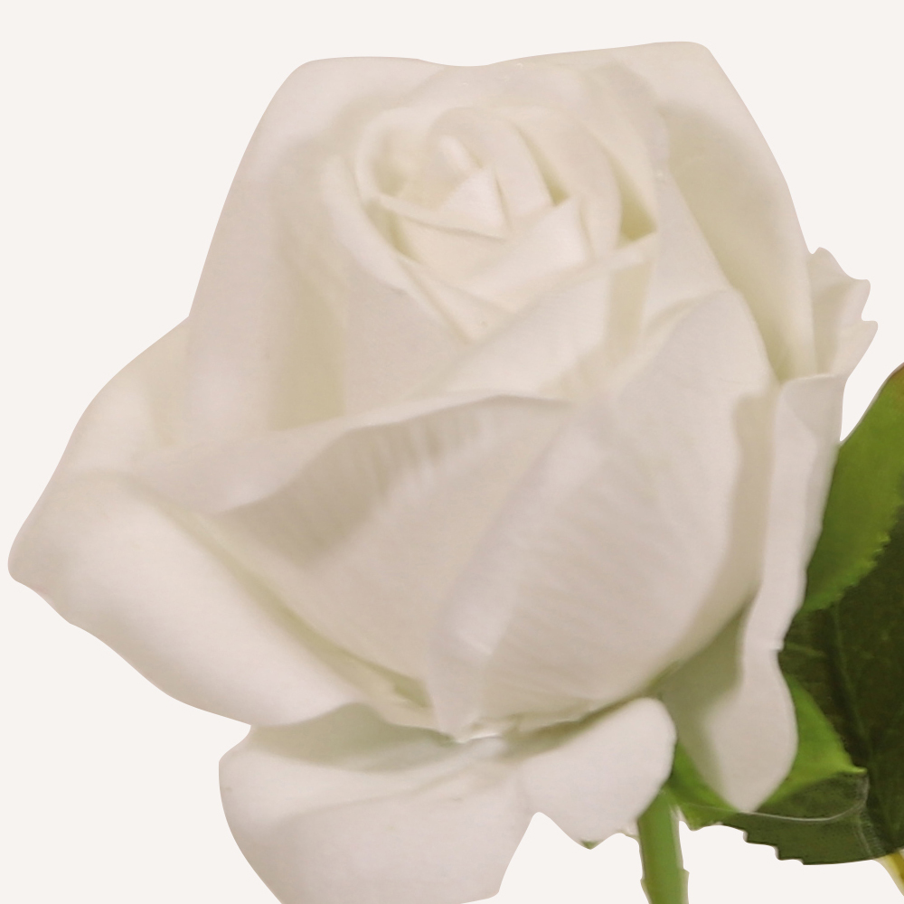 En elegant Ros vit Velvet, Konstgjord ros 51 cm hög med naturligt utseende och känsla. Detaljerad utformning med realistiskt bladverk. 1