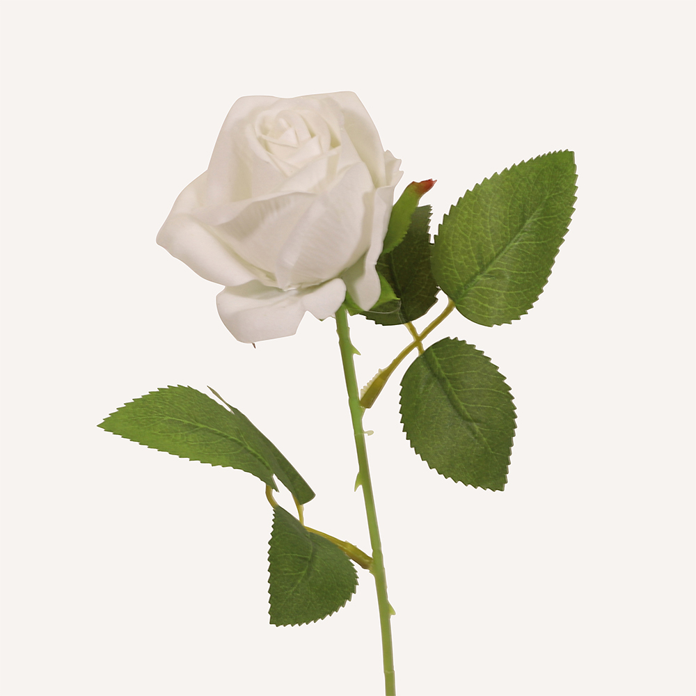En elegant Ros vit Velvet, Konstgjord ros 51 cm hög med naturligt utseende och känsla. Detaljerad utformning med realistiskt bladverk. 