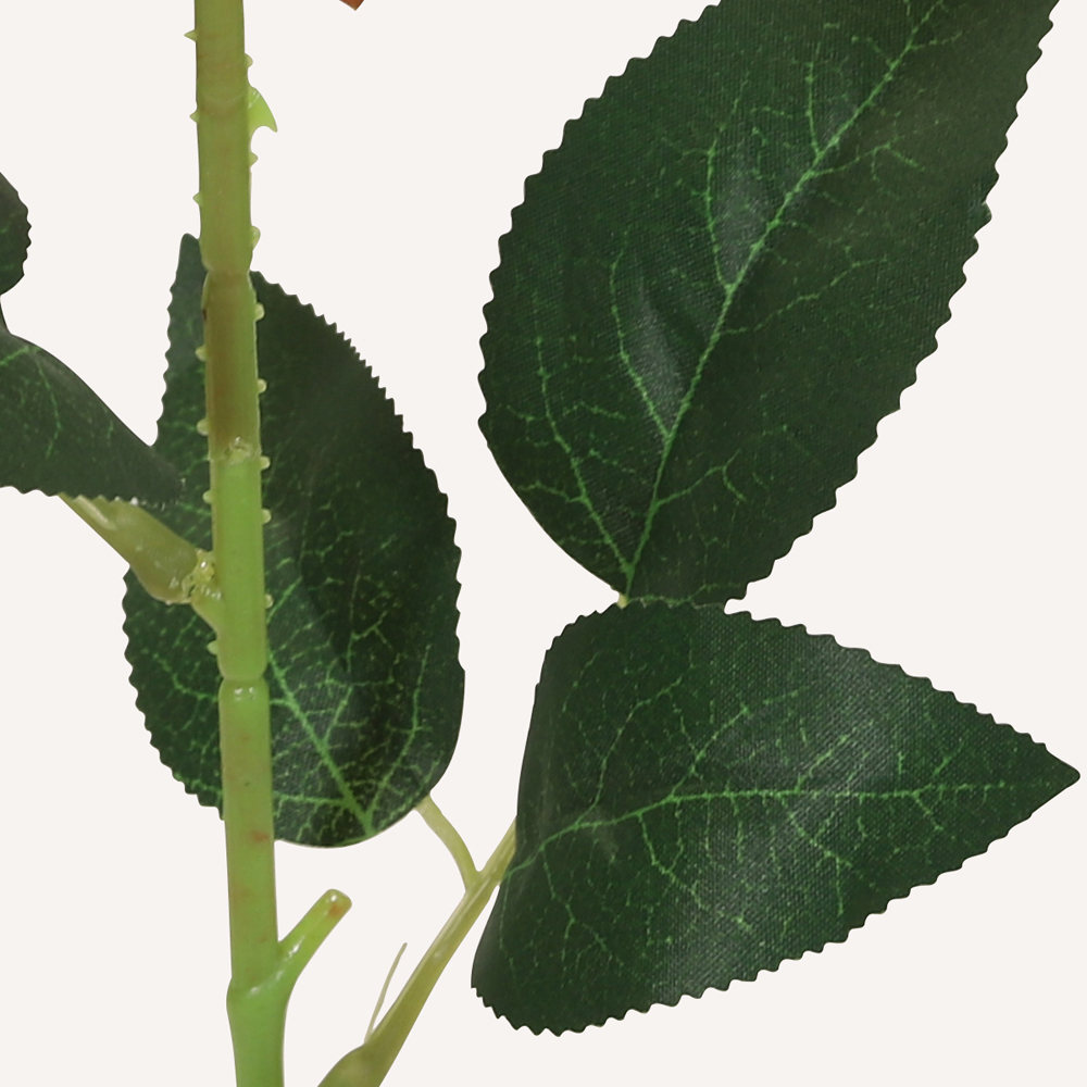 En elegant Ros rosa vanilj Vintage, Konstgjord ros 51 cm hög med naturligt utseende och känsla. Detaljerad utformning med realistiskt bladverk. 