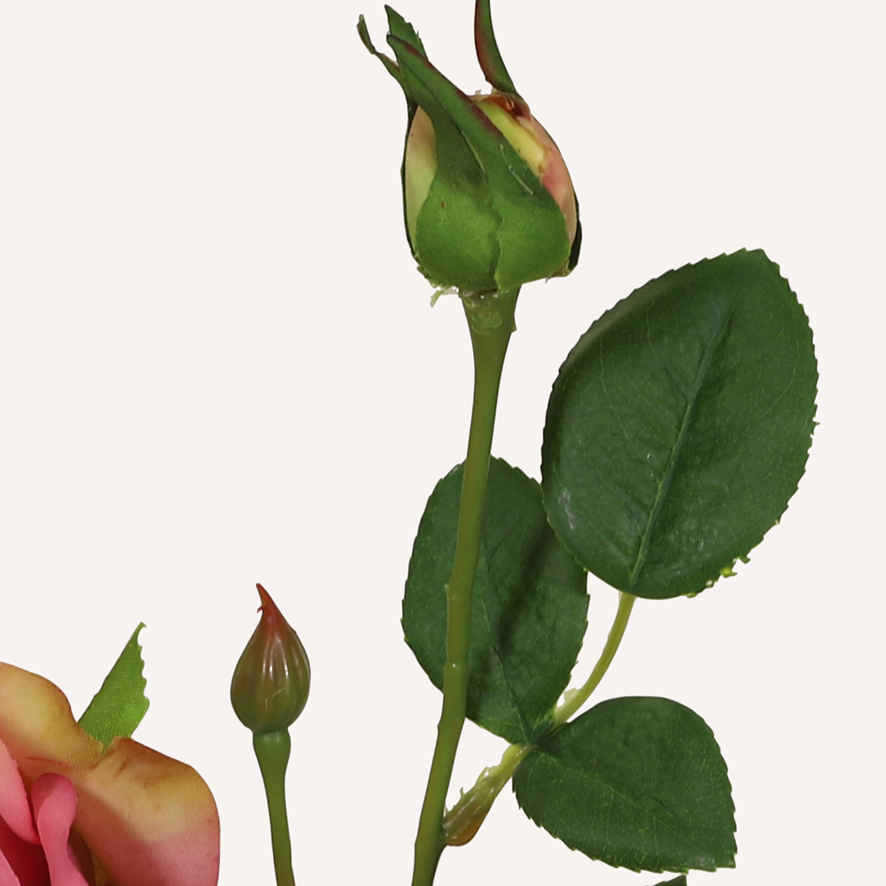 En elegant Buskros rosa Annie, Konstgjord ros 45 cm hög 3 blommor med naturligt utseende och känsla. Detaljerad utformning med realistiskt bladverk. 2