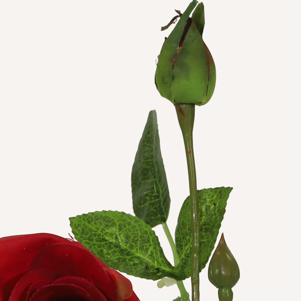 En elegant Buskros röd Annie, Konstgjord ros 45 cm hög 3 blommor med naturligt utseende och känsla. Detaljerad utformning med realistiskt bladverk. 2