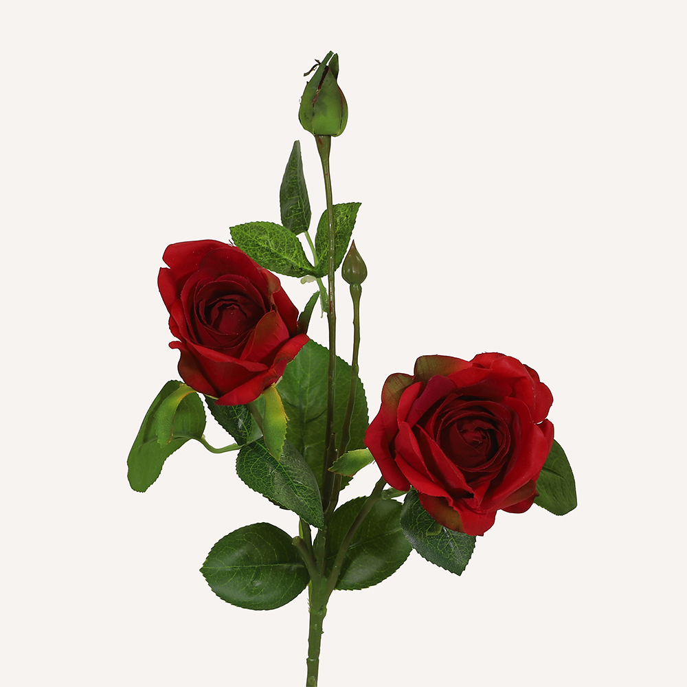 En elegant Buskros röd Annie, Konstgjord ros 45 cm hög 3 blommor med naturligt utseende och känsla. Detaljerad utformning med realistiskt bladverk. 