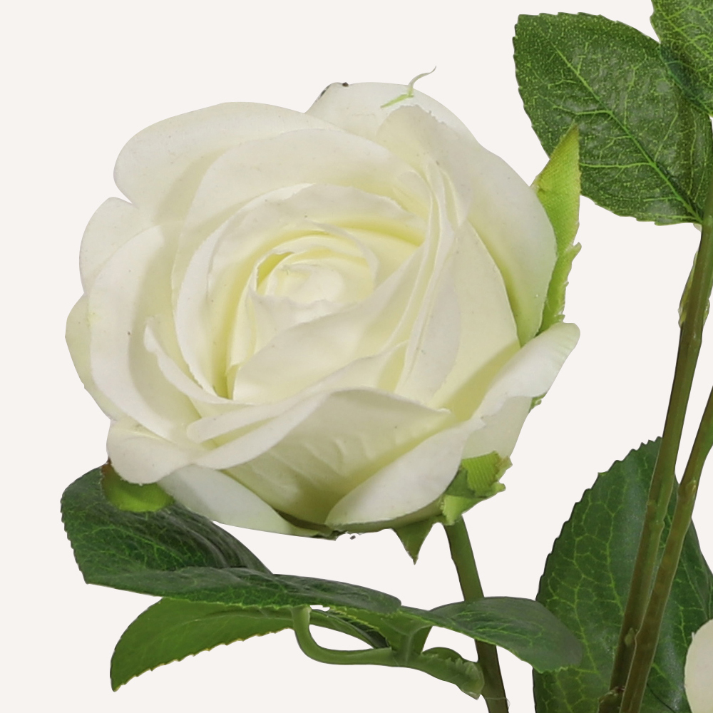 En elegant Buskros vit Annie, Konstgjord ros 45 cm hög 3 blommor med naturligt utseende och känsla. Detaljerad utformning med realistiskt bladverk. 1