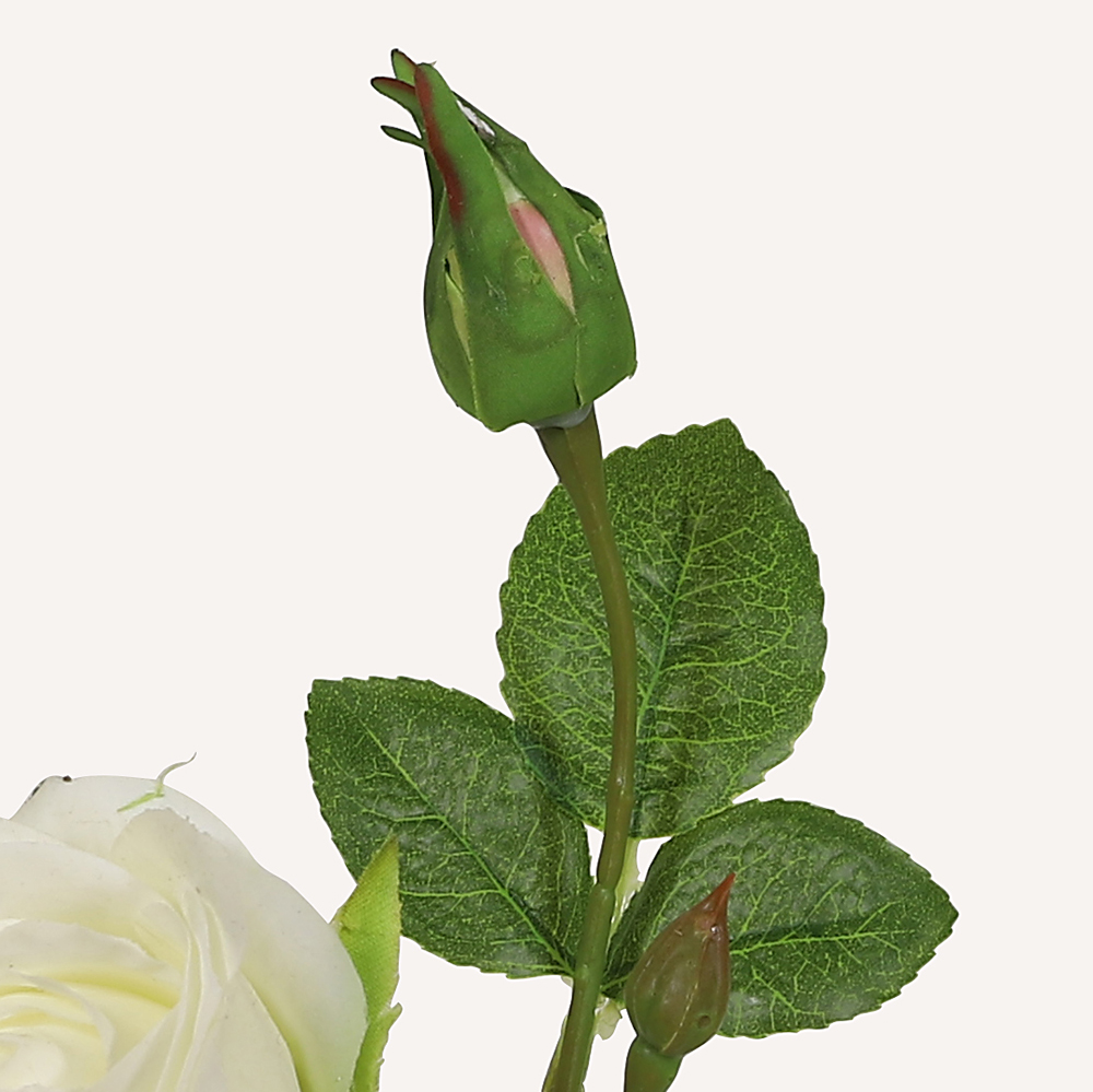 En elegant Buskros vit Annie, Konstgjord ros 45 cm hög 3 blommor med naturligt utseende och känsla. Detaljerad utformning med realistiskt bladverk. 2