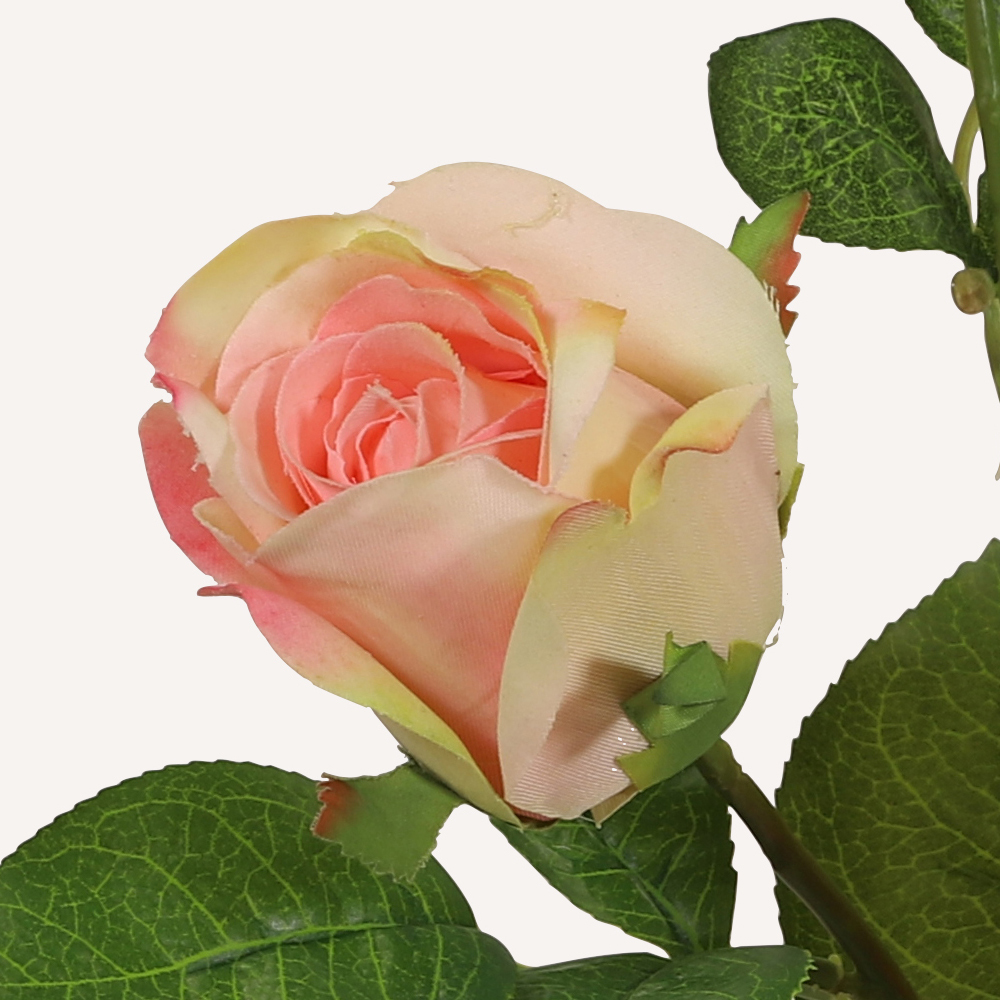 En elegant Buskros gulrosa Annie, Konstgjord ros 45 cm hög 3 blommor med naturligt utseende och känsla. Detaljerad utformning med realistiskt bladverk. 1