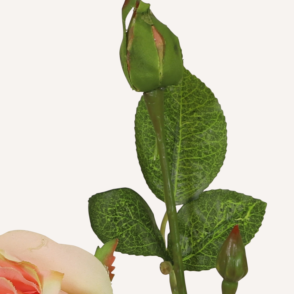 En elegant Buskros gulrosa Annie, Konstgjord ros 45 cm hög 3 blommor med naturligt utseende och känsla. Detaljerad utformning med realistiskt bladverk. 