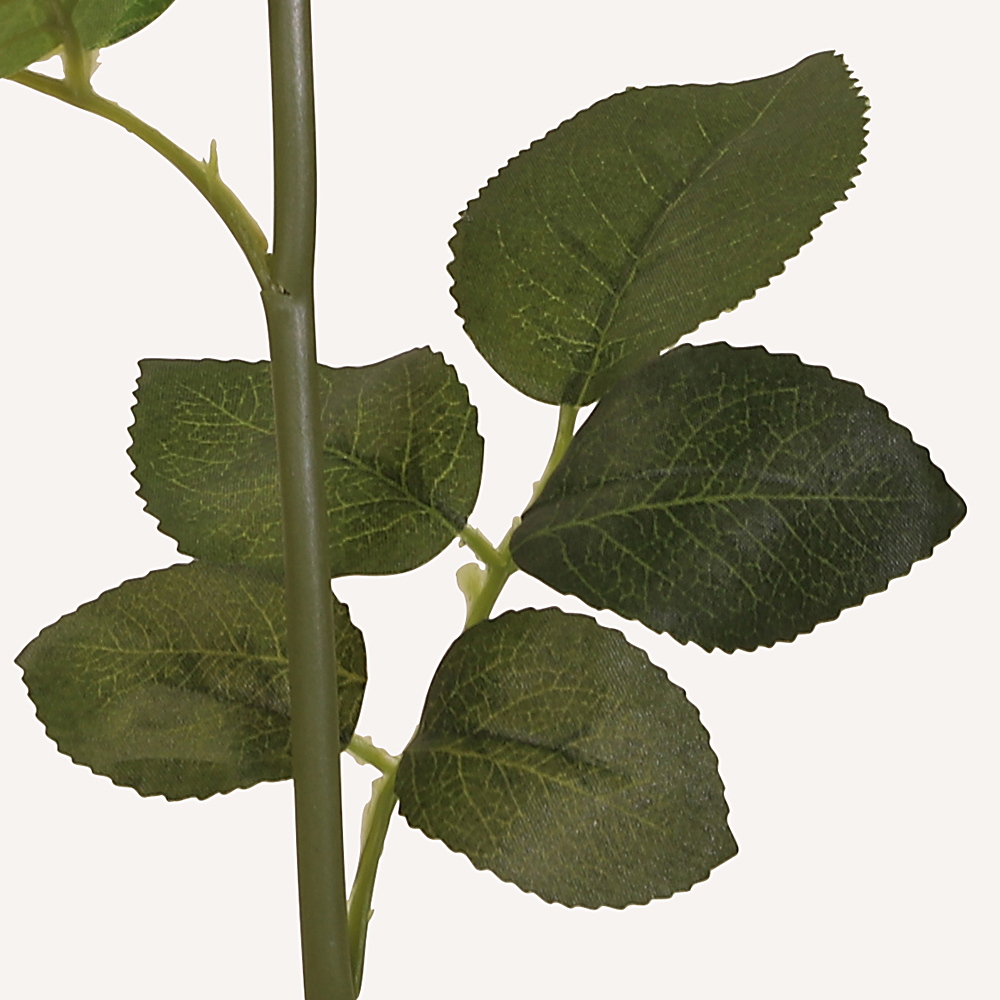 En elegant Rosknopp gul Love, Konstgjord ros 53 cm hög med naturligt utseende och känsla. Detaljerad utformning med realistiskt bladverk. 