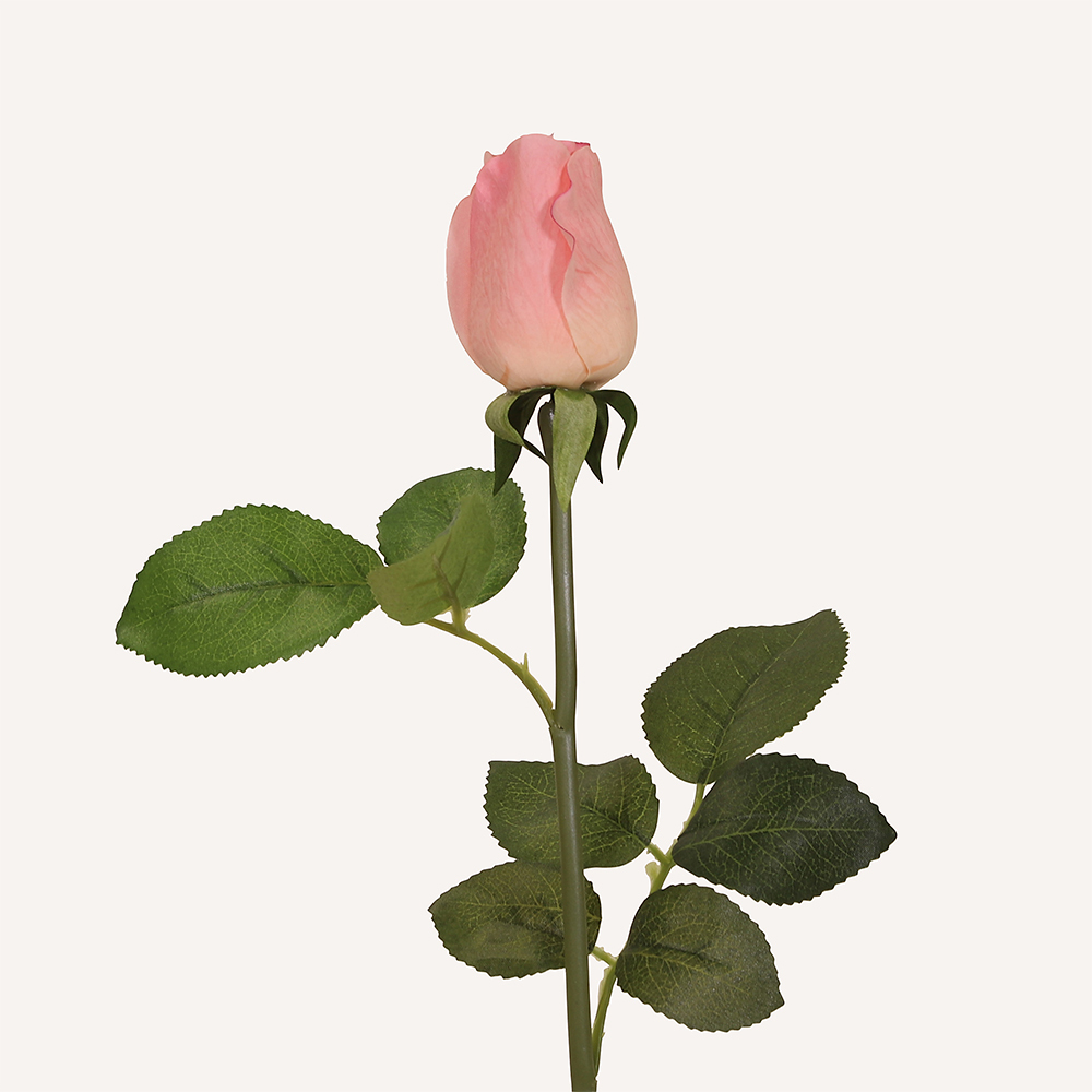 En elegant Rosknopp rosa Love, Konstgjord ros 53 cm hög med naturligt utseende och känsla. Detaljerad utformning med realistiskt bladverk. 