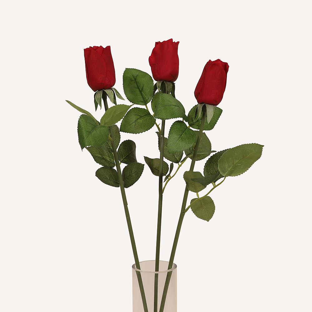 En elegant Rosknopp röd Love, Konstgjord ros 53 cm hög med naturligt utseende och känsla. Detaljerad utformning med realistiskt bladverk. 3