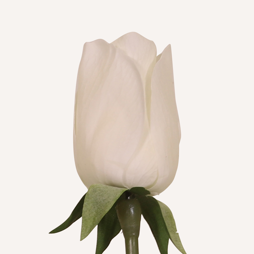 En elegant Rosknopp vit Love, Konstgjord ros 53 cm hög med naturligt utseende och känsla. Detaljerad utformning med realistiskt bladverk. 1