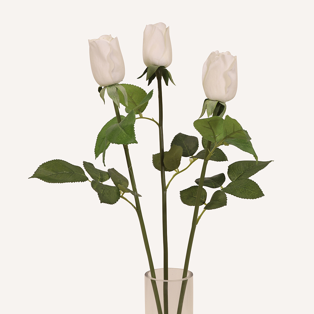 En elegant Rosknopp vit Love, Konstgjord ros 53 cm hög med naturligt utseende och känsla. Detaljerad utformning med realistiskt bladverk. 3