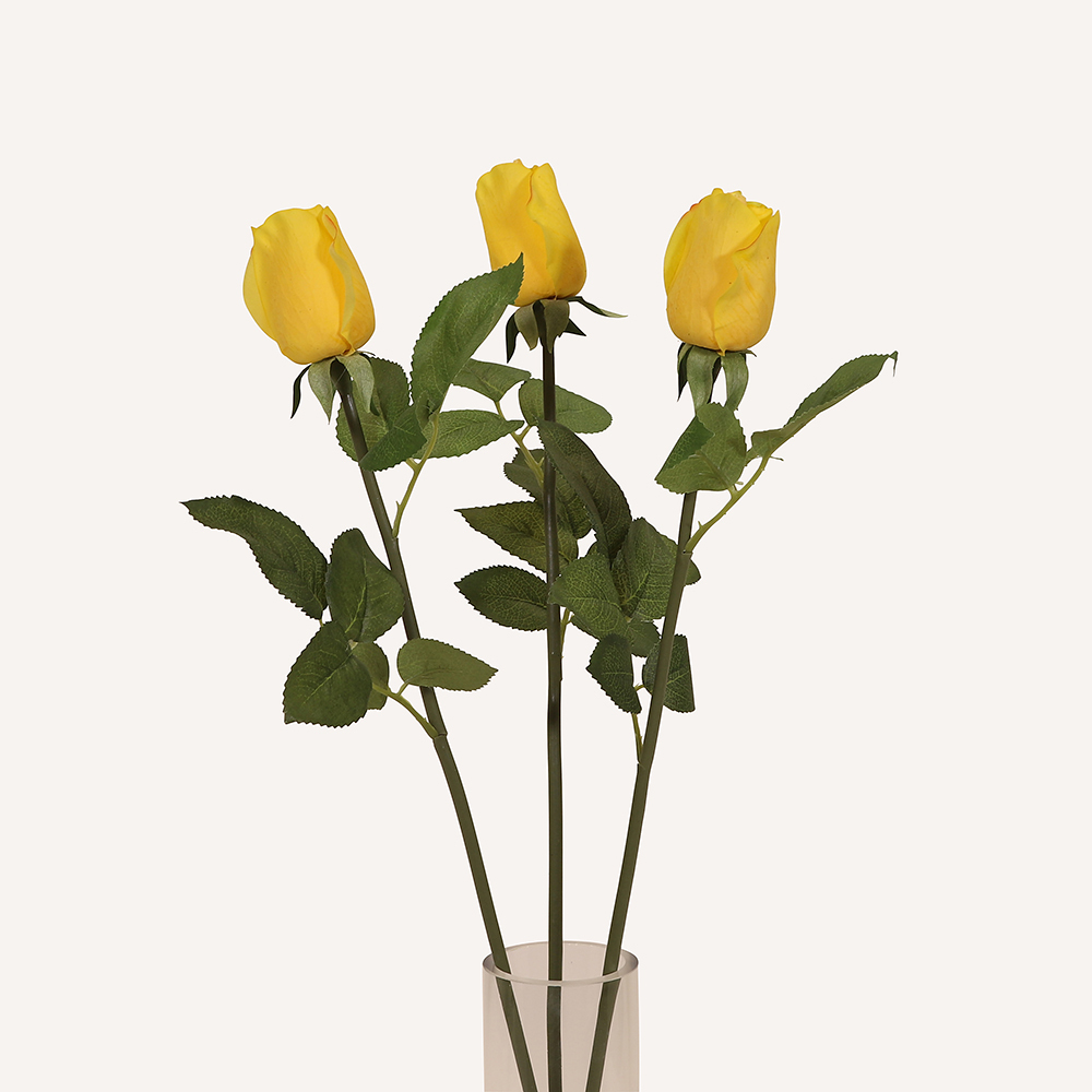 En elegant Rosknopp gul Love, Konstgjord ros 53 cm hög med naturligt utseende och känsla. Detaljerad utformning med realistiskt bladverk. 3