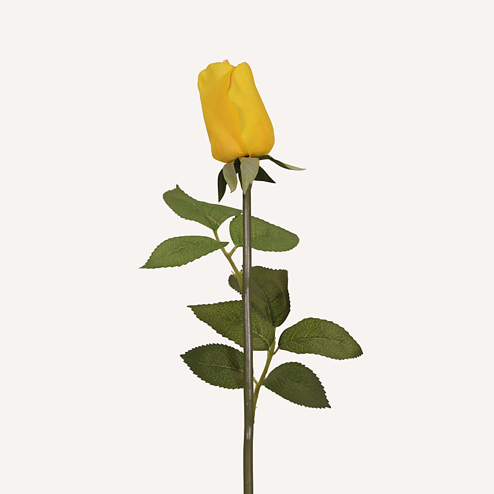 En elegant Rosknopp gul Love, Konstgjord ros 53 cm hög med naturligt utseende och känsla. Detaljerad utformning med realistiskt bladverk. 