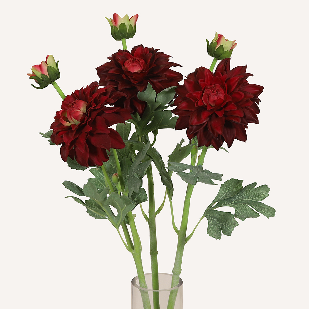 En elegant Dahlia vinröd Vincente, Konstgjord dahlia 56 cm hög 2 blommor med naturligt utseende och känsla. Detaljerad utformning med realistiskt bladverk. 3