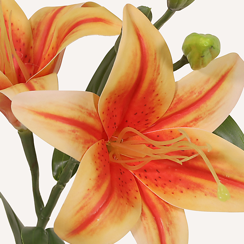 En elegant Lilja orange Gunsan, Konstgjord lilja 52 cm hög med naturligt utseende och känsla. Detaljerad utformning med realistiskt bladverk. 1
