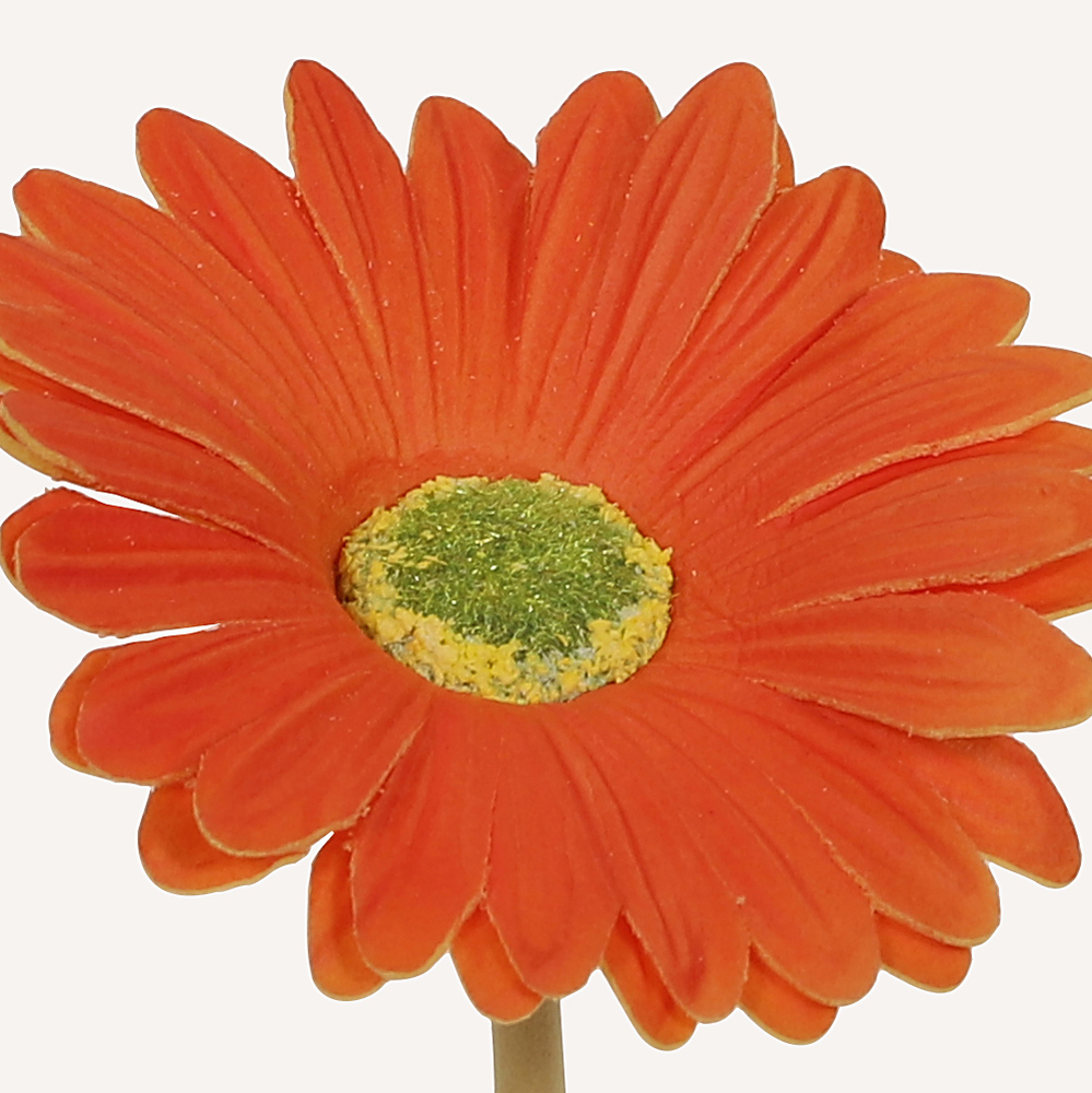 En elegant Gerbera orange Astrid, Konstgjord gerbera 38 cm hög med naturligt utseende och känsla. Detaljerad utformning med realistiskt bladverk. 