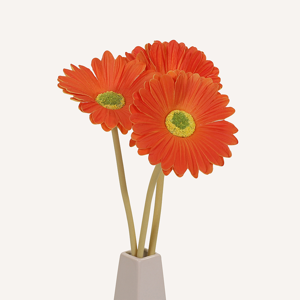 En elegant Gerbera orange Astrid, Konstgjord gerbera 38 cm hög med naturligt utseende och känsla. Detaljerad utformning med realistiskt bladverk. 