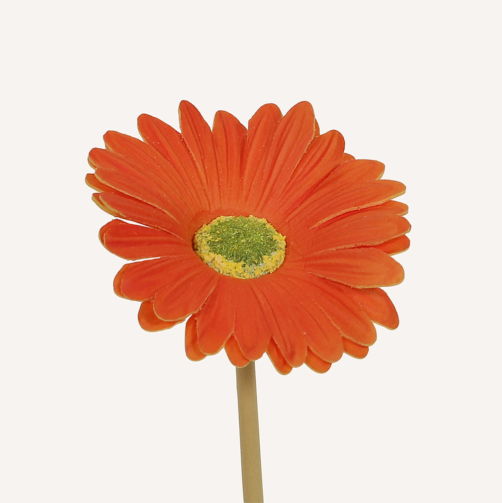 En elegant Gerbera orange Astrid, Konstgjord gerbera 38 cm hög med naturligt utseende och känsla. Detaljerad utformning med realistiskt bladverk. 
