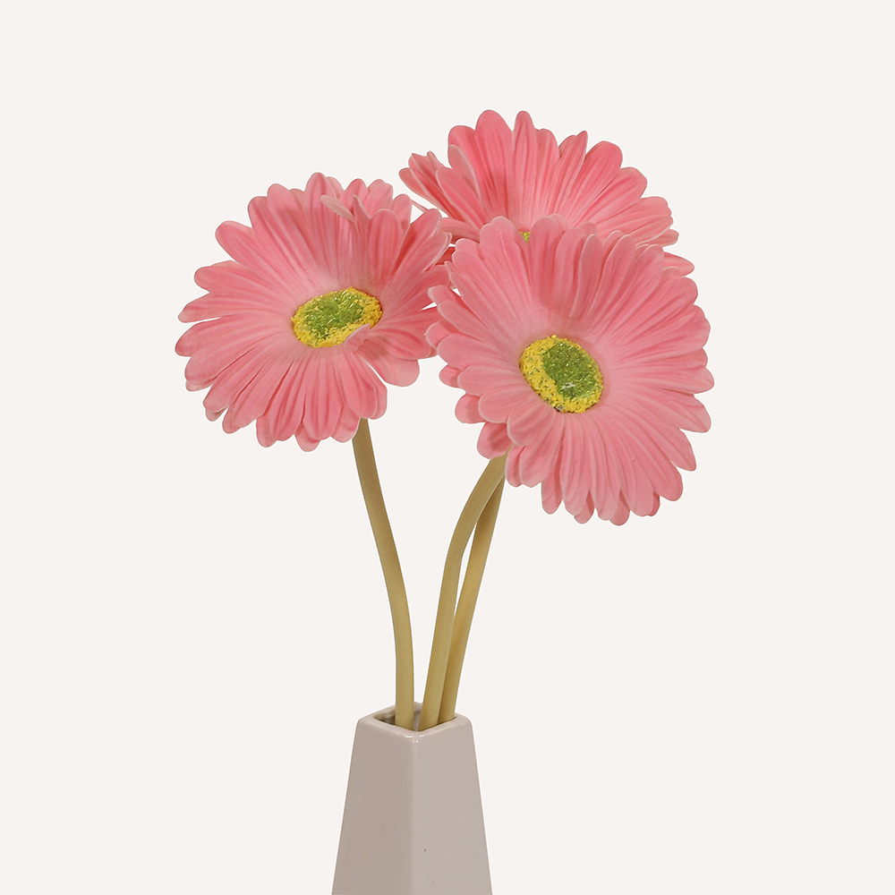En elegant Gerbera rosa Astrid, Konstgjord gerbera 38 cm hög med naturligt utseende och känsla. Detaljerad utformning med realistiskt bladverk. 