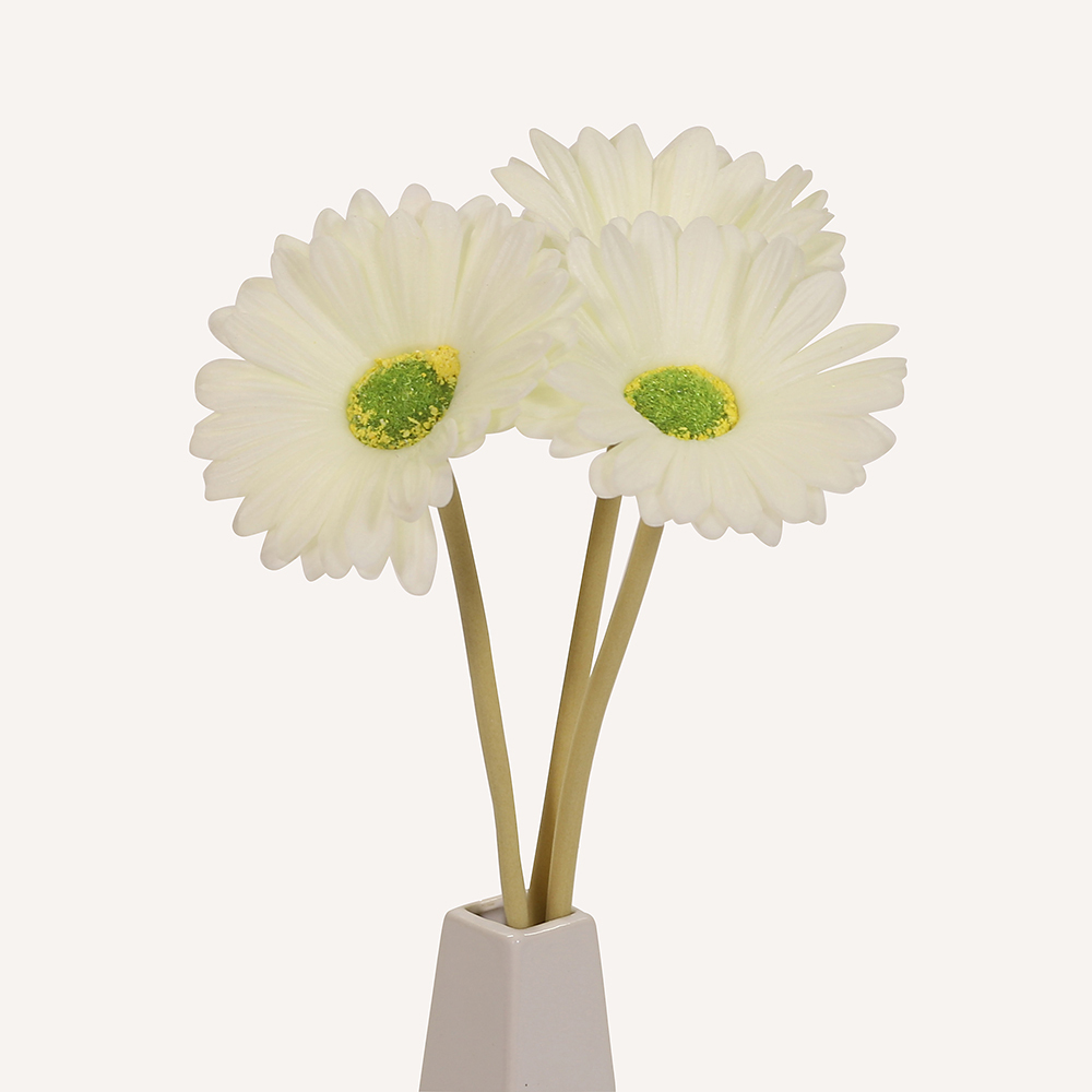 En elegant Gerbera vit Astrid, Konstgjord gerbera 38 cm hög med naturligt utseende och känsla. Detaljerad utformning med realistiskt bladverk. 