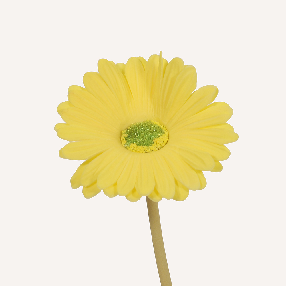 En elegant Gerbera gul Astrid, Konstgjord gerbera 38 cm hög med naturligt utseende och känsla. Detaljerad utformning med realistiskt bladverk. 