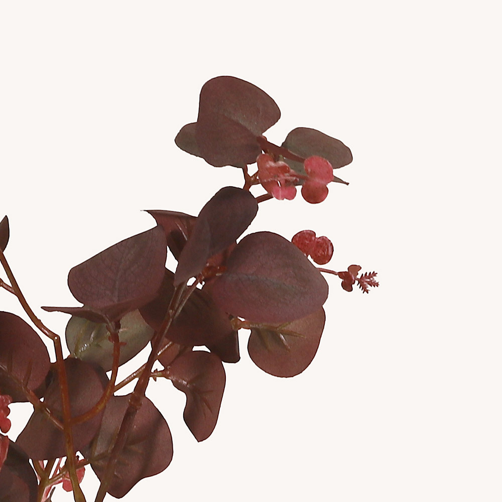 En elegant Eucalyptus snittgrönt vinröd, Konstgjord eucalyptus snittgrönt 70 cm hög med naturligt utseende och känsla. Detaljerad utformning med realistiskt bladverk. 
