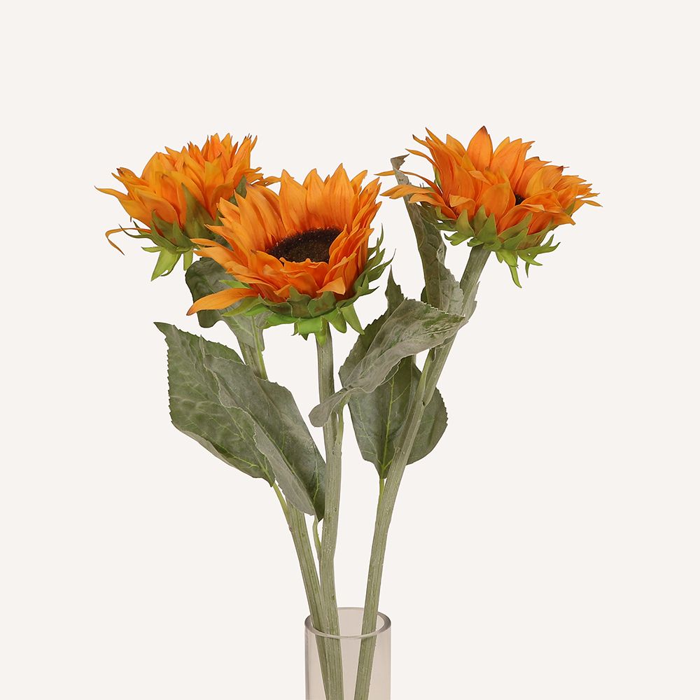 En elegant Solros orange Helios, Konstgjord solros 61 cm hög med naturligt utseende och känsla. Detaljerad utformning med realistiskt bladverk. 3