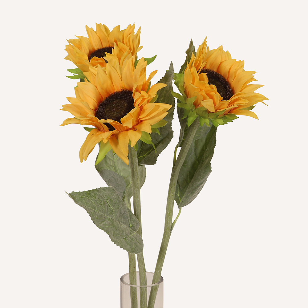 En elegant Solros gul Helios, Konstgjord solros 61 cm hög med naturligt utseende och känsla. Detaljerad utformning med realistiskt bladverk. 