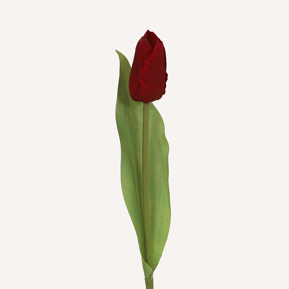 En elegant Tulpan röd Lisse, Konstgjord tulpan 34 cm hög med naturligt utseende och känsla. Detaljerad utformning med realistiskt bladverk. 