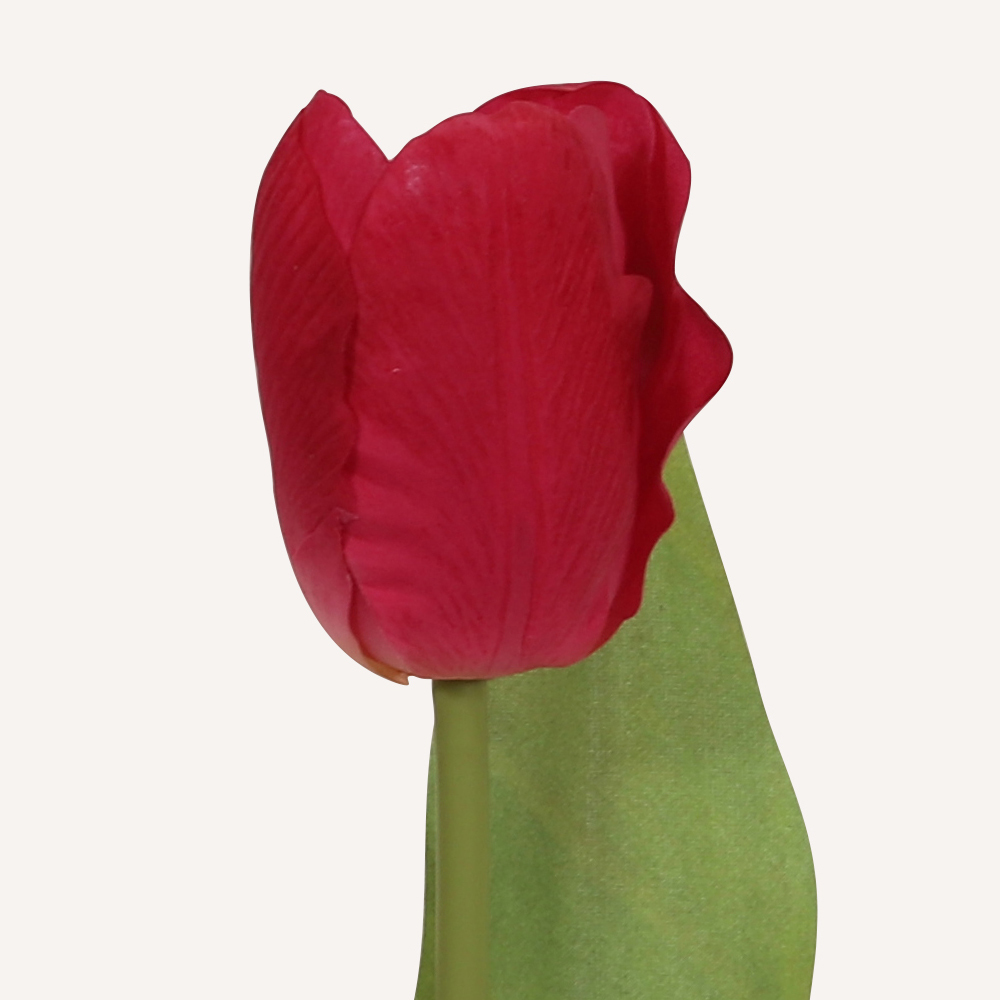 En elegant Tulpan ljusröd Lisse, Konstgjord tulpan 34 cm hög med naturligt utseende och känsla. Detaljerad utformning med realistiskt bladverk. 1