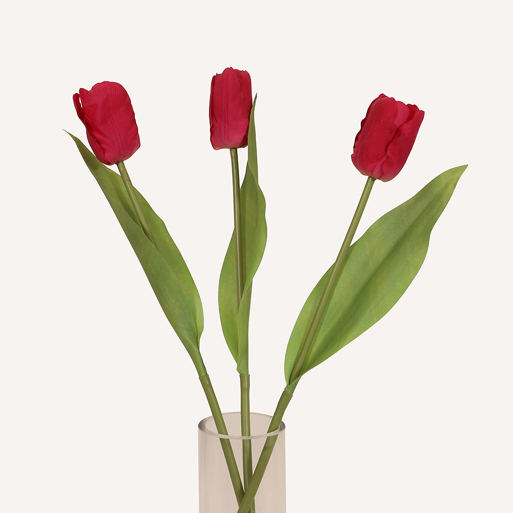 En elegant Tulpan ljusröd Lisse, Konstgjord tulpan 34 cm hög med naturligt utseende och känsla. Detaljerad utformning med realistiskt bladverk. 3