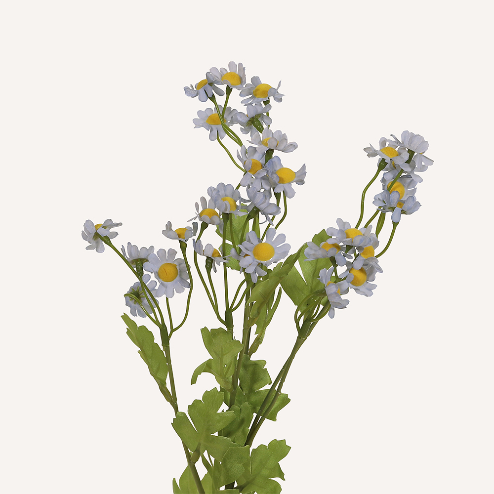 En elegant Tusensköna blå Daisy, Konstgjord tusensköna 53 cm hög med naturligt utseende och känsla. Detaljerad utformning med realistiskt bladverk. 