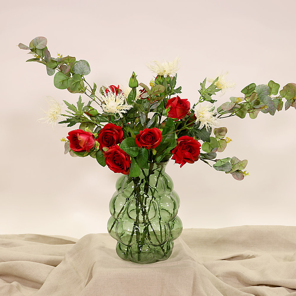 En elegant Rosbukett röd Annie - Amors Eld, Konstgjord blombukett med 9 blommor och snittgrönt med naturligt utseende och känsla. Detaljerad utformning med realistiskt bladverk. 