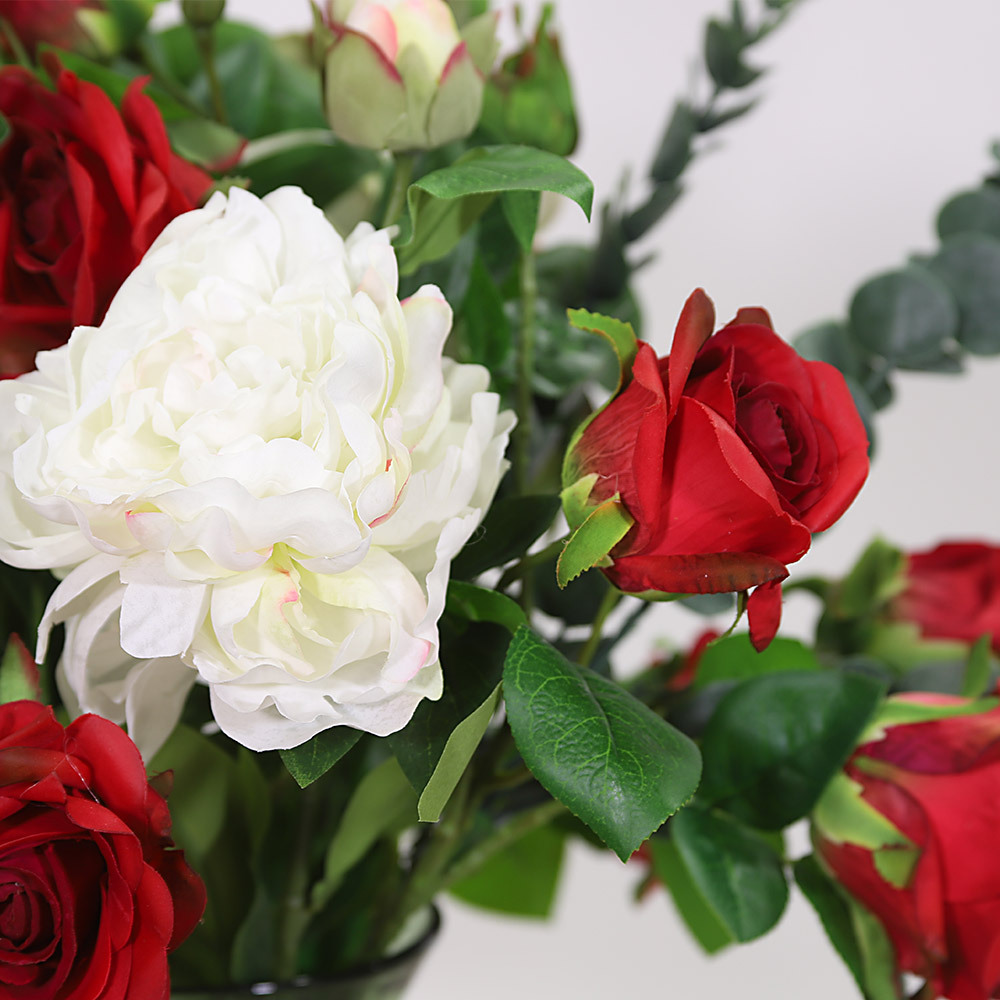 En elegant Rosbukett röd Annie - Kärleksflammor, Konstgjord blombukett med 11 blommor och snittgrönt med naturligt utseende och känsla. Detaljerad utformning med realistiskt bladverk. 