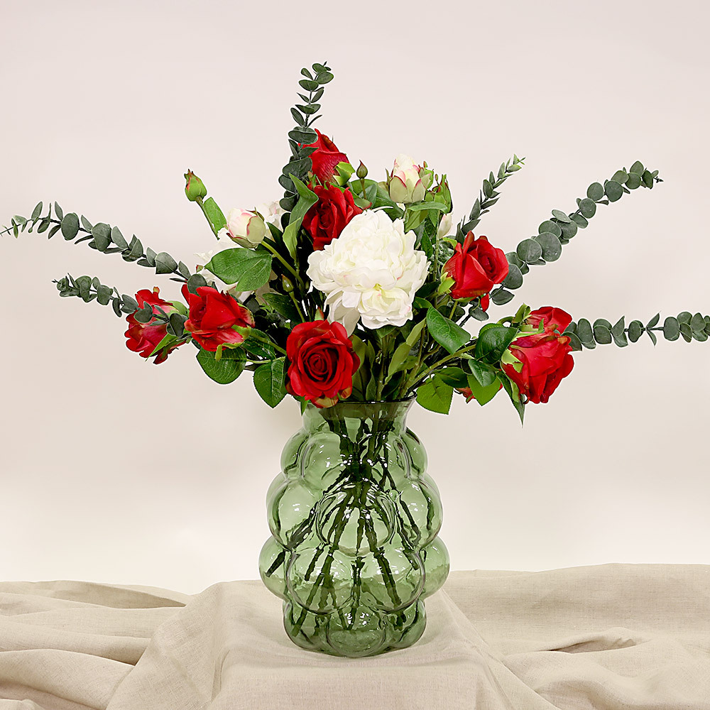 En elegant Rosbukett röd Annie - Kärleksflammor, Konstgjord blombukett med 11 blommor och snittgrönt med naturligt utseende och känsla. Detaljerad utformning med realistiskt bladverk. 