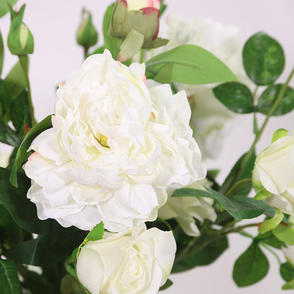 En elegant Rosbukett vit Annie - Änglavingar, Konstgjord blombukett med 8 blommor och snittgrönt med naturligt utseende och känsla. Detaljerad utformning med realistiskt bladverk. 