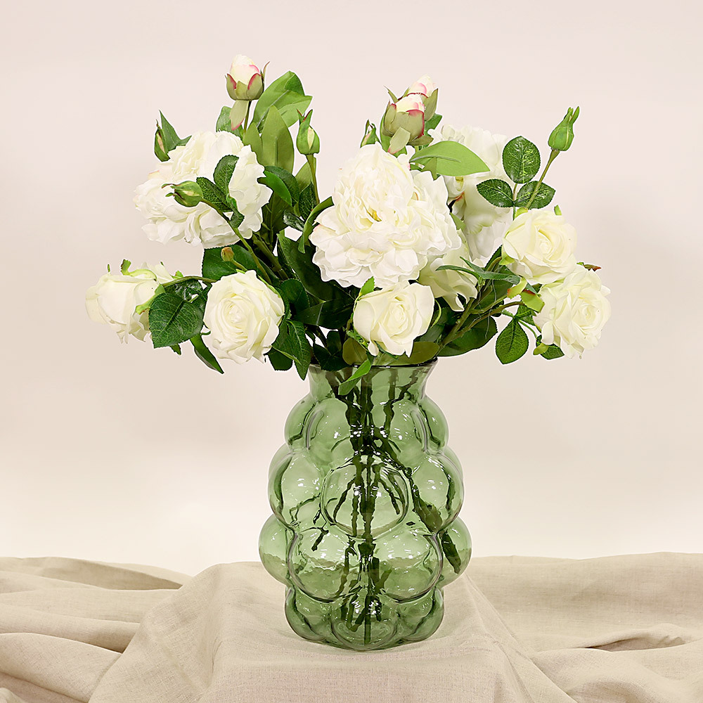 En elegant Rosbukett vit Annie - Änglavingar, Konstgjord blombukett med 8 blommor och snittgrönt med naturligt utseende och känsla. Detaljerad utformning med realistiskt bladverk. 