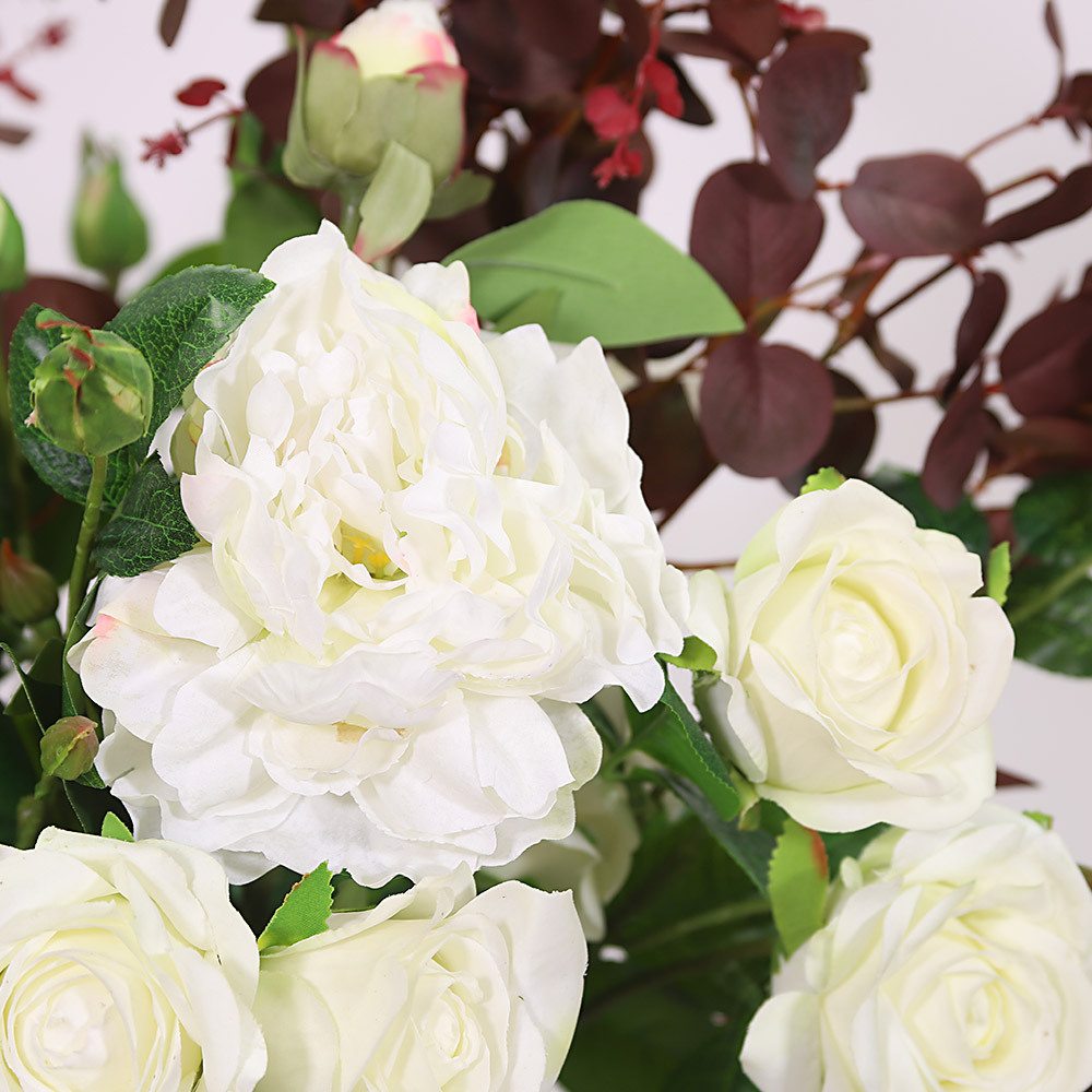 En elegant Rosbukett vit Annie - Ljusets Hjärta, Konstgjord blombukett med 10 blommor och snittgrönt med naturligt utseende och känsla. Detaljerad utformning med realistiskt bladverk. 