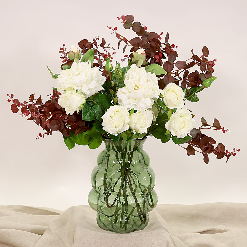 En elegant Rosbukett vit Annie - Ljusets Hjärta, Konstgjord blombukett med 10 blommor och snittgrönt med naturligt utseende och känsla. Detaljerad utformning med realistiskt bladverk. 