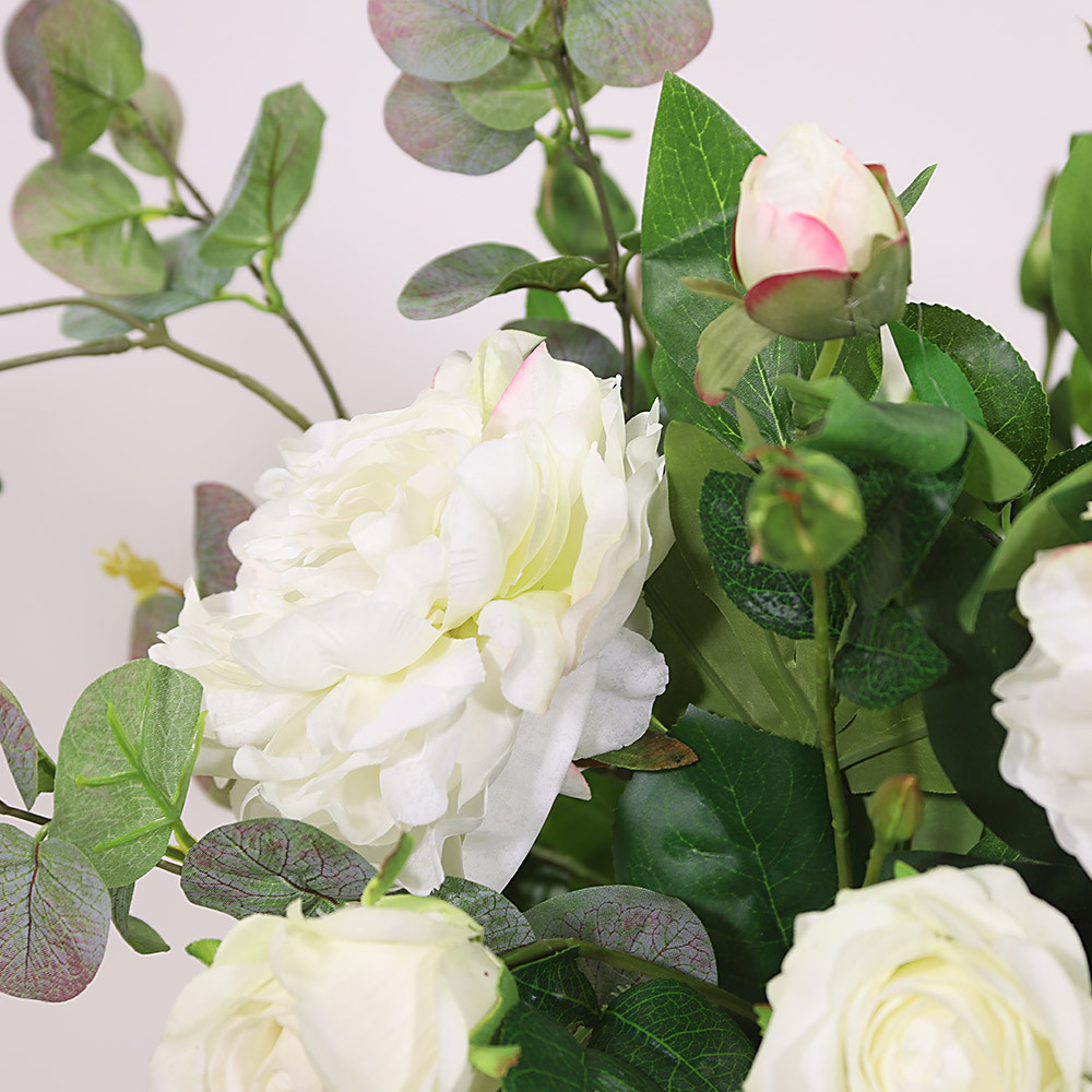 En elegant Rosbukett vit Annie - Morgonljus, Konstgjord blombukett med 10 blommor och snittgrönt med naturligt utseende och känsla. Detaljerad utformning med realistiskt bladverk. 