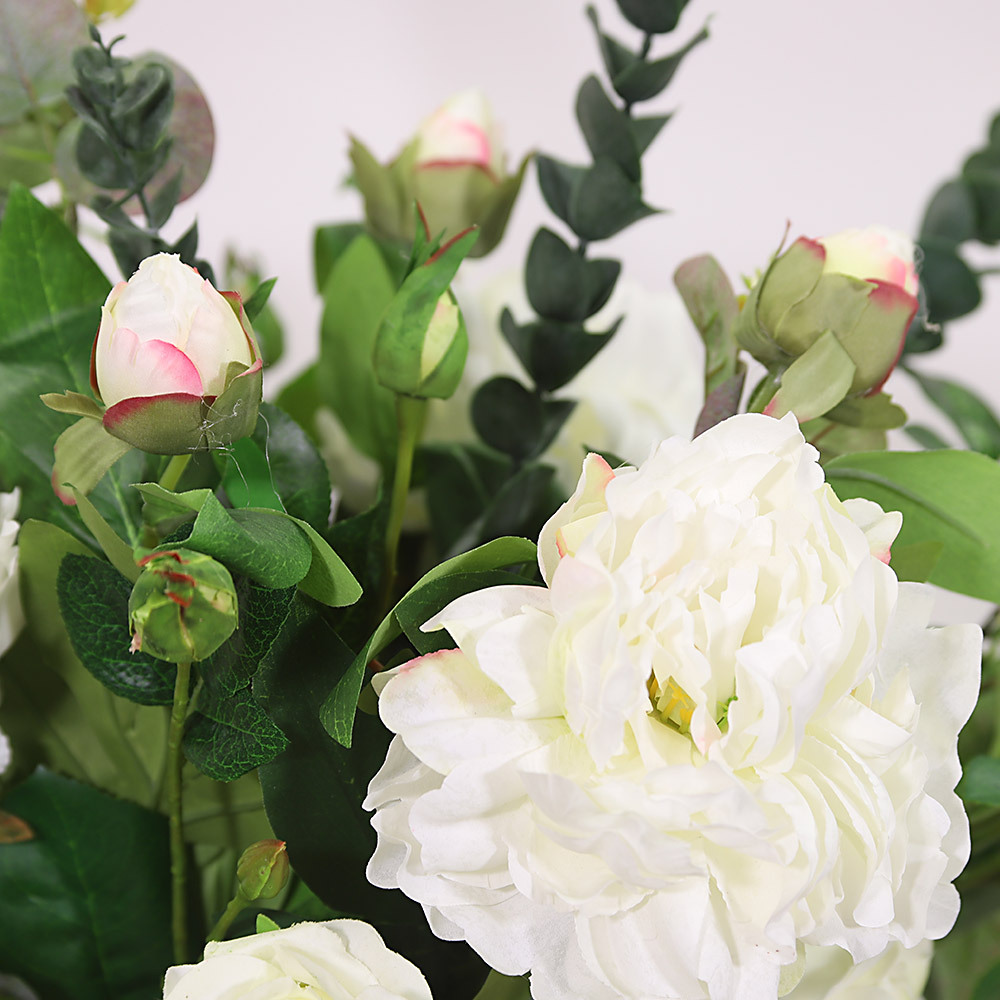 En elegant Rosbukett vit Annie - Pärlvit Skönhet, Konstgjord blombukett med 12 blommor och snittgrönt med naturligt utseende och känsla. Detaljerad utformning med realistiskt bladverk. 