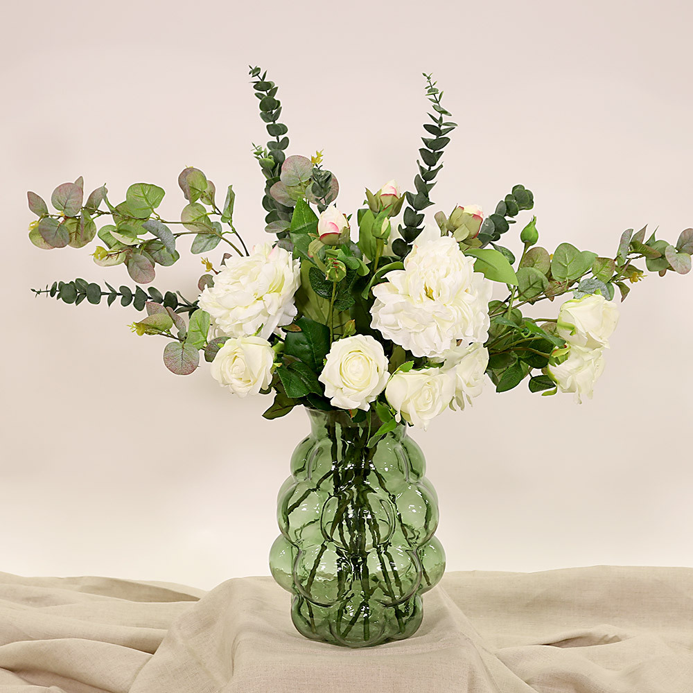 En elegant Rosbukett vit Annie - Pärlvit Skönhet, Konstgjord blombukett med 12 blommor och snittgrönt med naturligt utseende och känsla. Detaljerad utformning med realistiskt bladverk. 