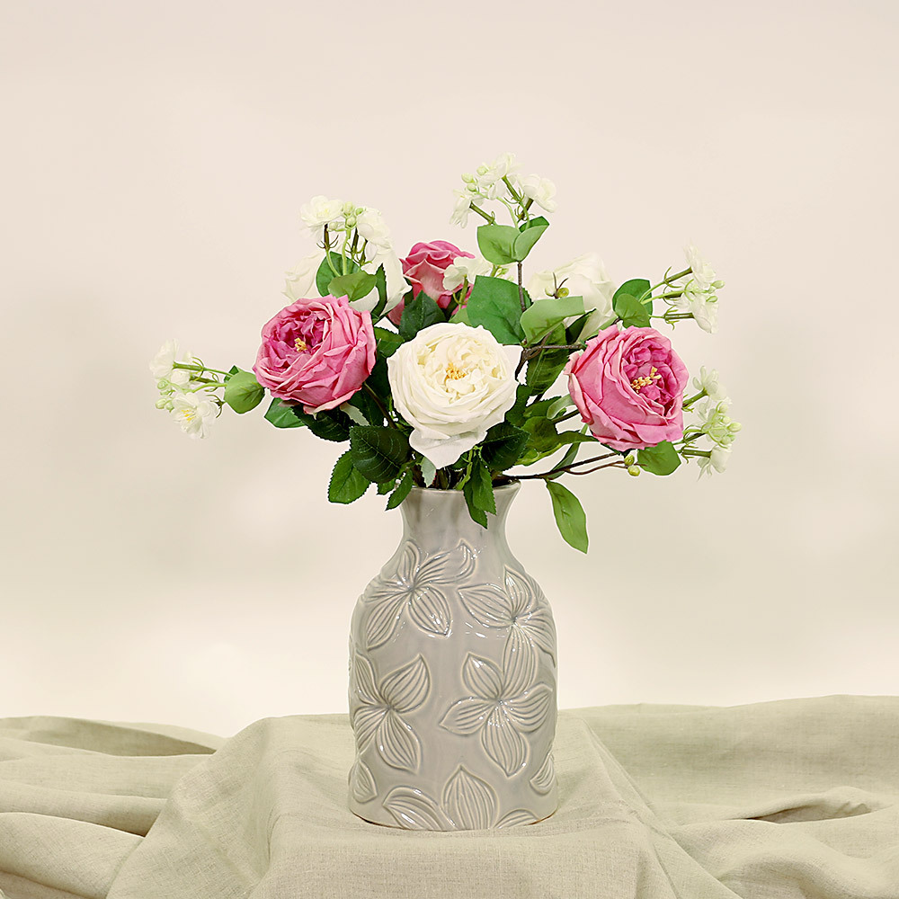 En elegant Rosbukett vit och lila Eden - Rofylld Frid, Konstgjord blombukett med 8 blommor och snittgrönt med naturligt utseende och känsla. Detaljerad utformning med realistiskt bladverk. 