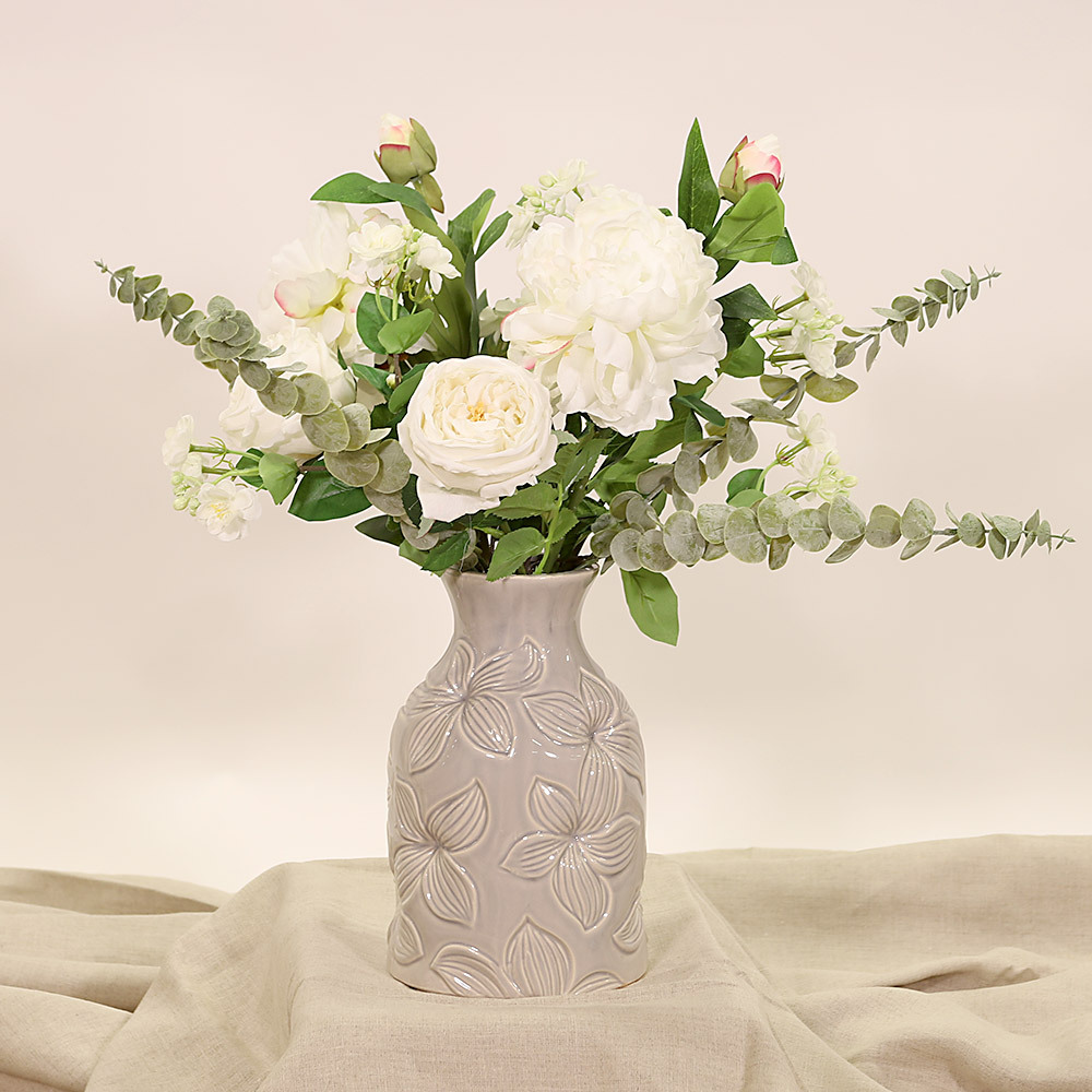 En elegant Rosbukett vit Eden - Vita Visioner, Konstgjord blombukett med 11 blommor och snittgrönt med naturligt utseende och känsla. Detaljerad utformning med realistiskt bladverk. 