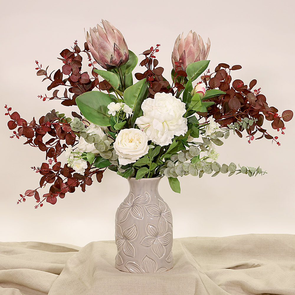 En elegant Rosbukett vit Eden - Lustfylld Romantik, Konstgjord blombukett med 16 blommor och snittgrönt med naturligt utseende och känsla. Detaljerad utformning med realistiskt bladverk. 