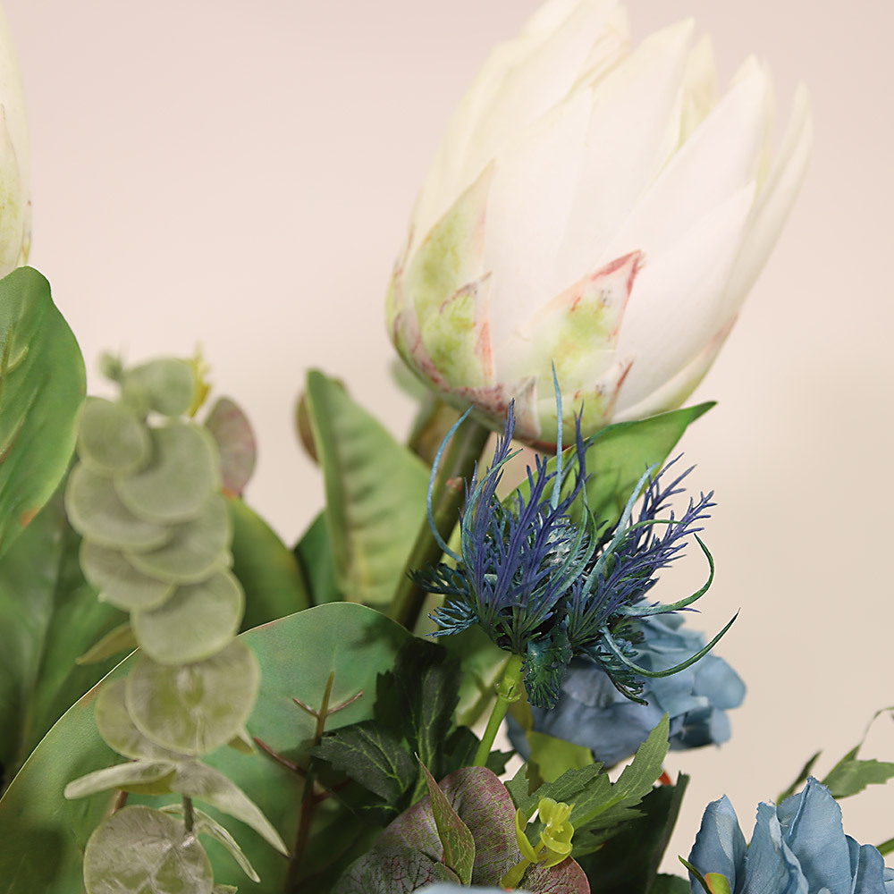 En elegant Rosbukett blå Vintage - Himlavalv, Konstgjord blombukett med 17 blommor och snittgrönt med naturligt utseende och känsla. Detaljerad utformning med realistiskt bladverk. 