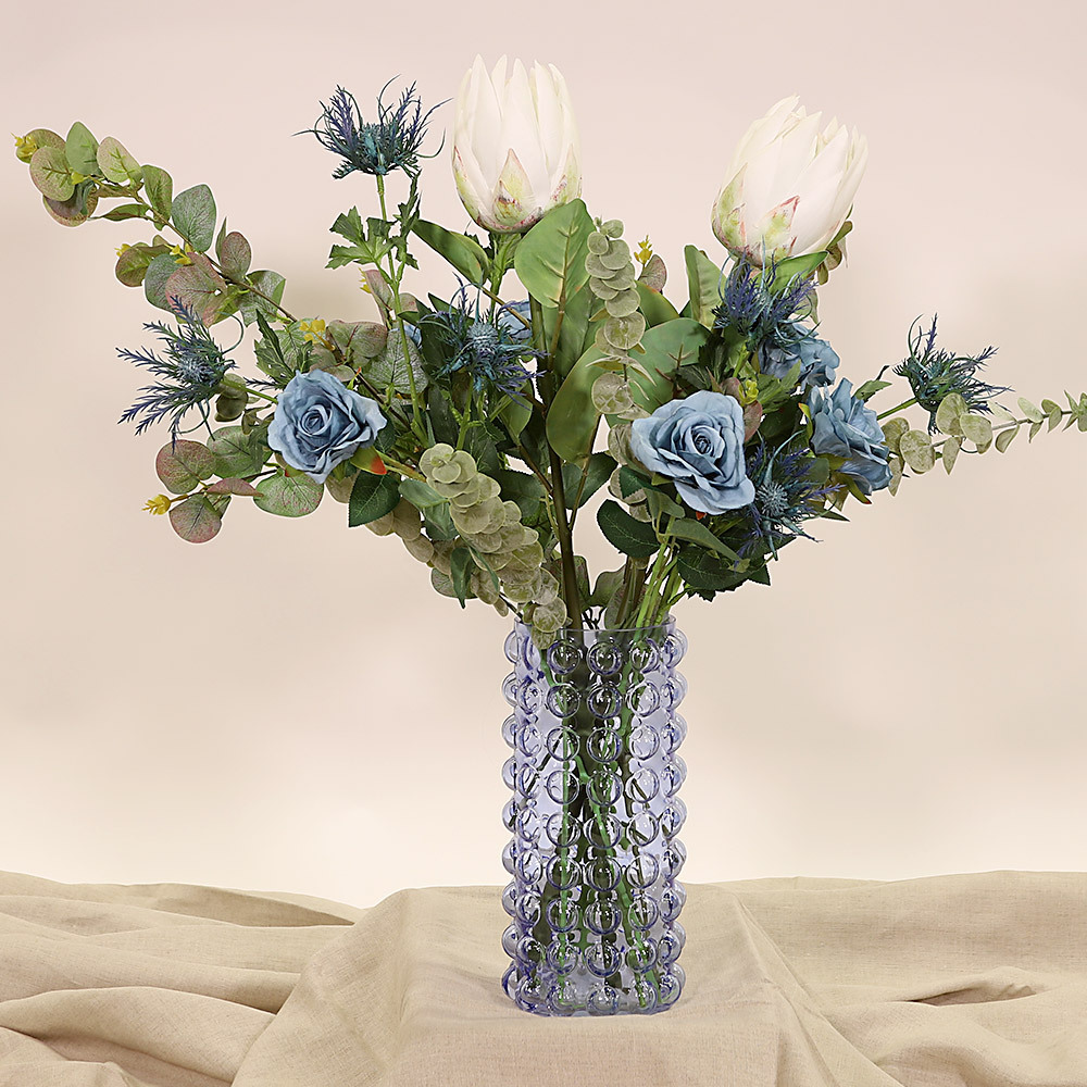 En elegant Rosbukett blå Vintage - Himlavalv, Konstgjord blombukett med 17 blommor och snittgrönt med naturligt utseende och känsla. Detaljerad utformning med realistiskt bladverk. 